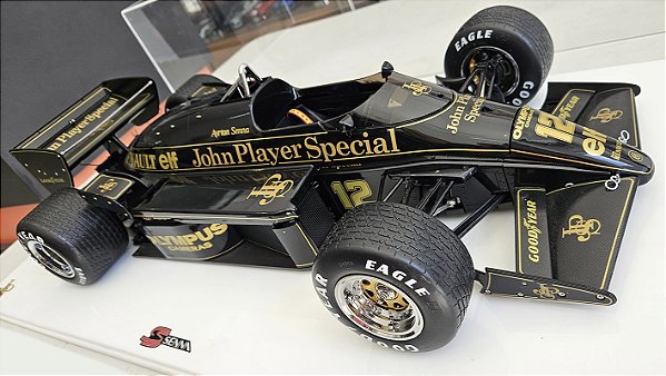Miniatura Formula 1 Ayrton Senna Lotus 97T 1985 - 1/8 - acompanha base branca e cúpula de acrílico cristal