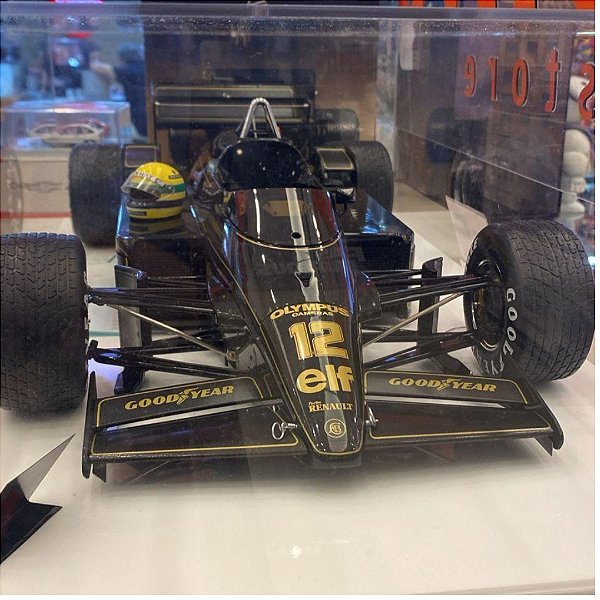 Miniatura Formula 1 Ayrton Senna Lotus 97T 1985 - 1/8 - acompanha base branca e cúpula de acrílico cristal
