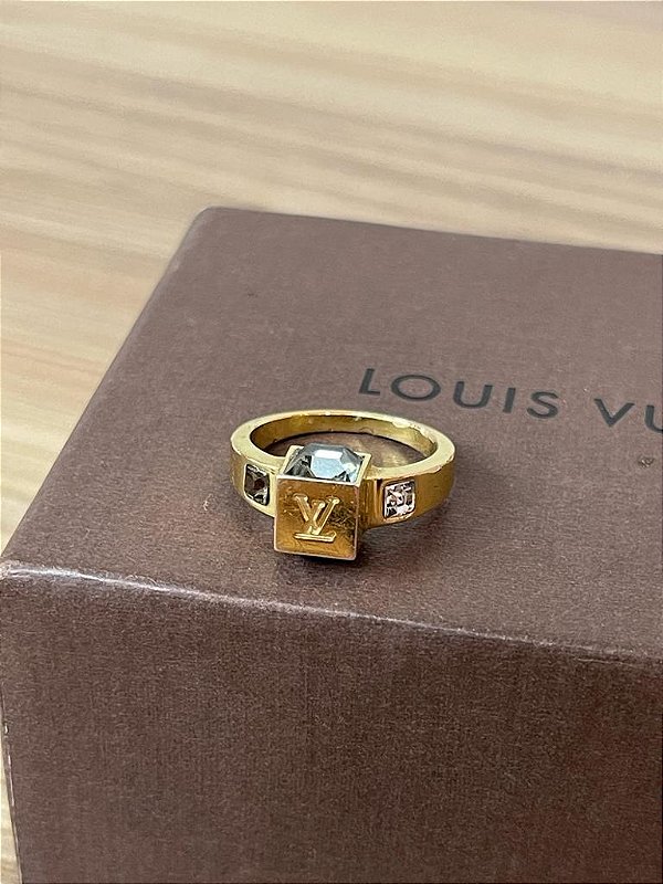 Anel Louis Vuitton em metal com acabamento dourado