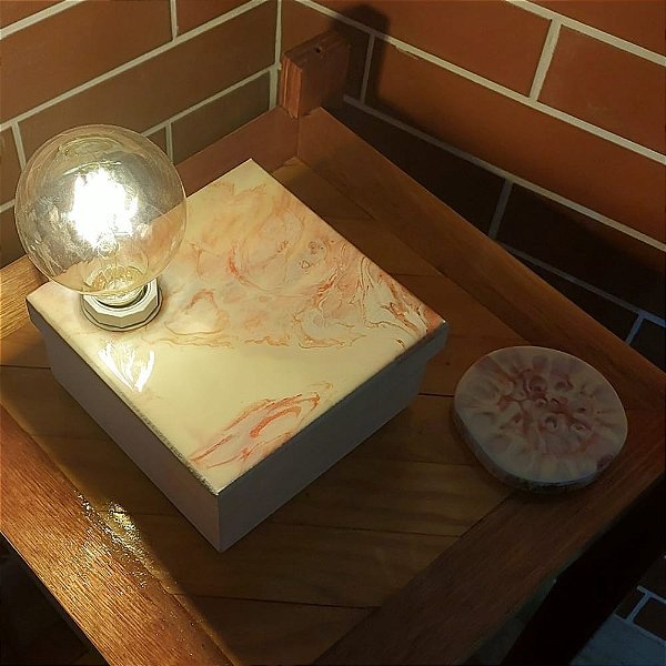 Luminária de Mesa Estilo Caixa - Acompanha Lâmpada G80 LED