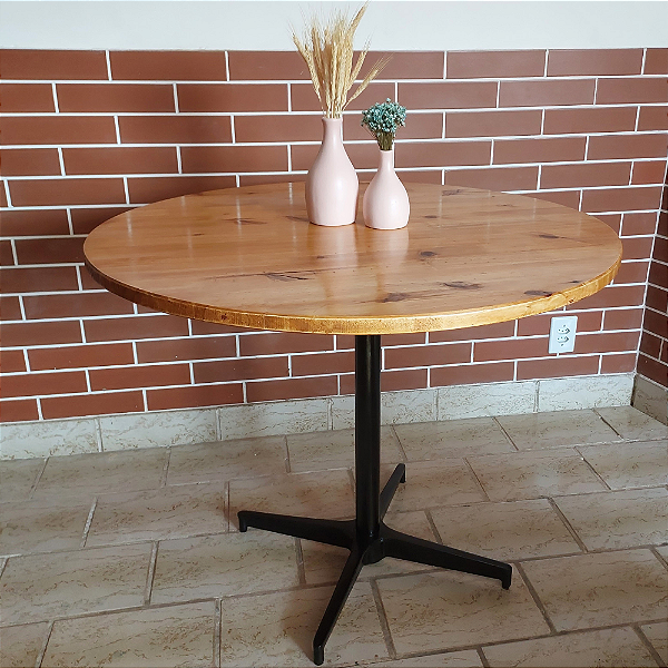 Mesa de jantar redonda em madeira