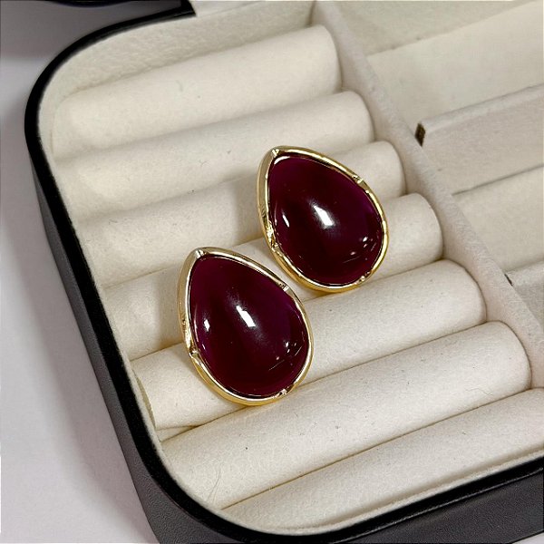 Brinco Gota Resinado Bordô - Banho de Ouro