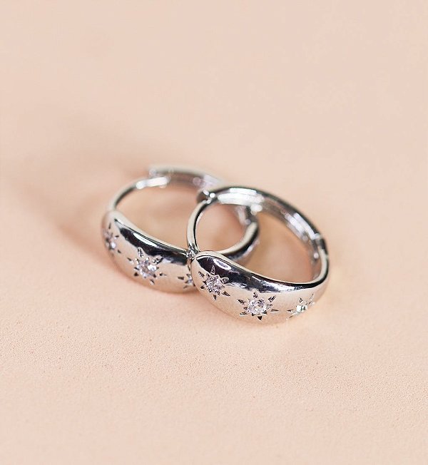 Argola GABRIELA G com detalhe de estrela cadente cravejada com mini zirconia (Prata)