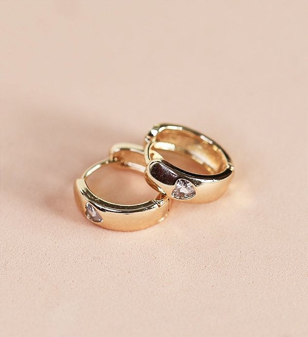Argola NICOLE M com lisa cravejada com mini zirconia coração (dourado)
