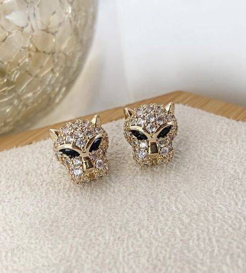 Brinco GABI tigre cravejado em micro zirconia (dourado) ( banhada em ouro )