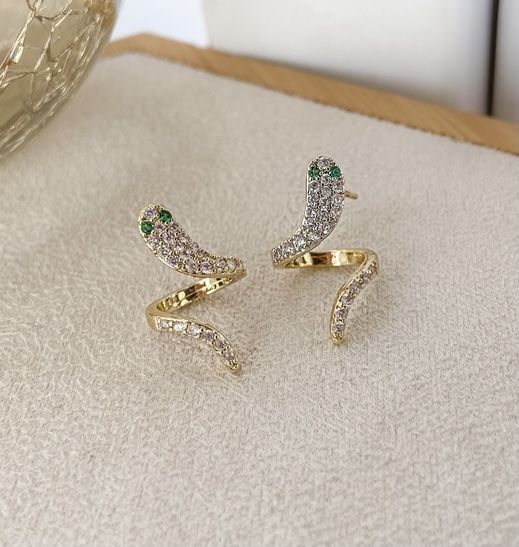 Brinco NAIANA de serpente cravejado em micro zirconia (Folheada a ouro)