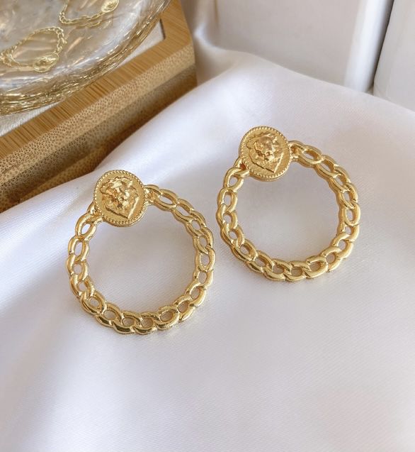 Brinco MARILIA circulo leão com detalhe de corrente folheada a ouro