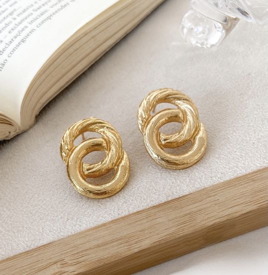 Brinco LIRA 2 elos com detalhe espiral folheada a ouro