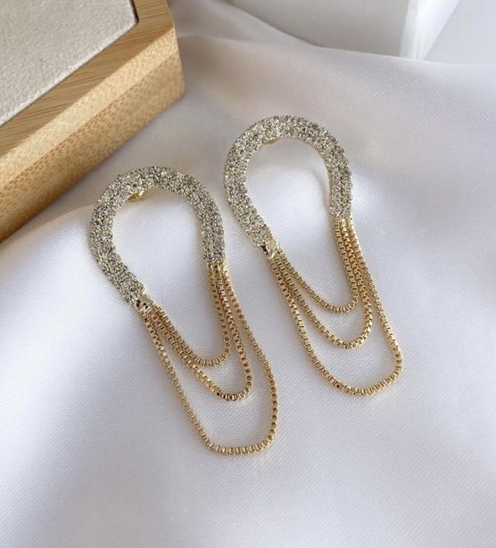 Brinco DOMINIQUE arco cravejado com zirconia e 3 fios folheada a ouro