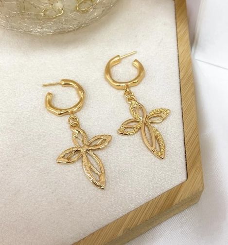 Argolinha LUNA folheada a ouro com crucifixo trabalhado