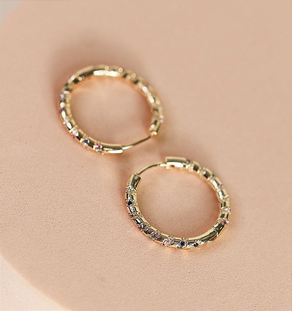 Argola EDUARDA click folheada com detalhe colorido (Ouro)