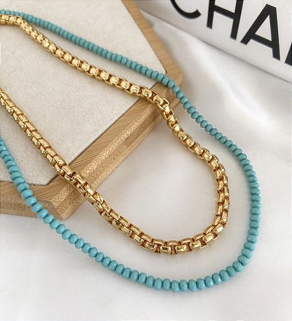 Colar MABEL duplo com corrente quadrada folheada a ouro e miçangas (Azul)
