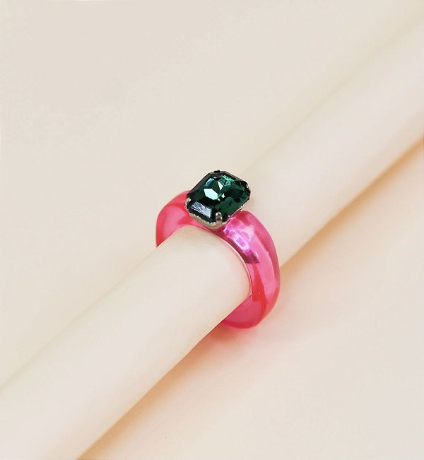 Anel LAURA chunky de acetato rosa cristal solitario  pedra verde