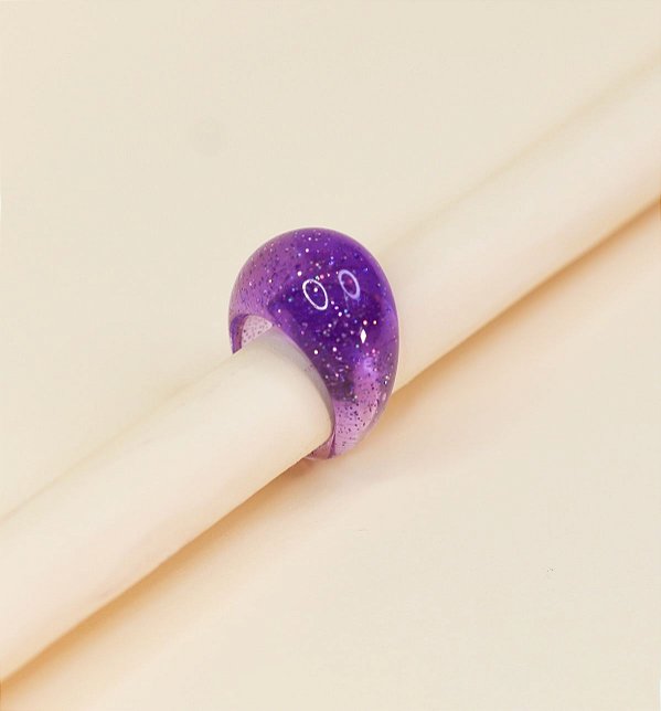 Anel MARIA chunky de acetato meia lua roxo cristal com glitter