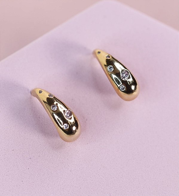 Brinco SIMONE folheada virgula com zirconia dourado