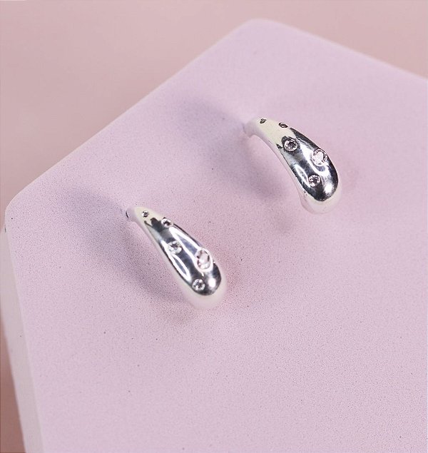 Brinco SIMONE folheada virgula com zirconia prata