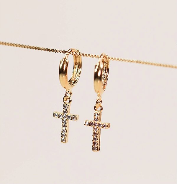 Argola TALITA folheada com pingente cruz cravejada com micro zirconias