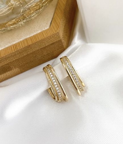 Argola EMA quadrada fina com micro zircônias (Folheada a ouro)