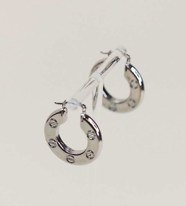 Argola FIORELA inspiração Cartier G folheada a prata