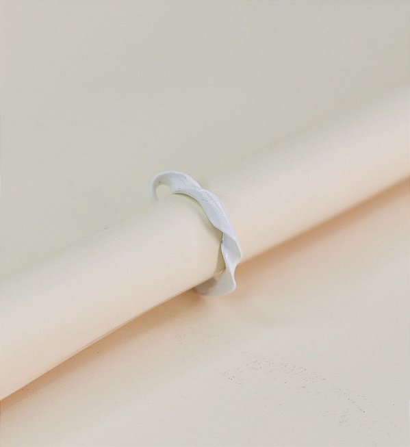 Anel KATE chunky torcido de metal (branco)