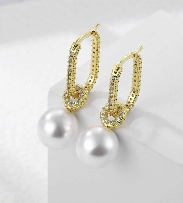 Argola VIRNA cravejada em micro zirconia folheada a ouro com pingente pérola