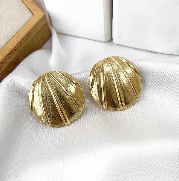 Brinco TINA botom com detalhes folheada a ouro