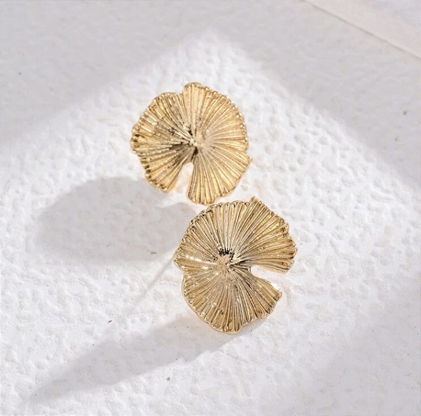 Brinco TAMIRES folha de lotus folheada a ouro