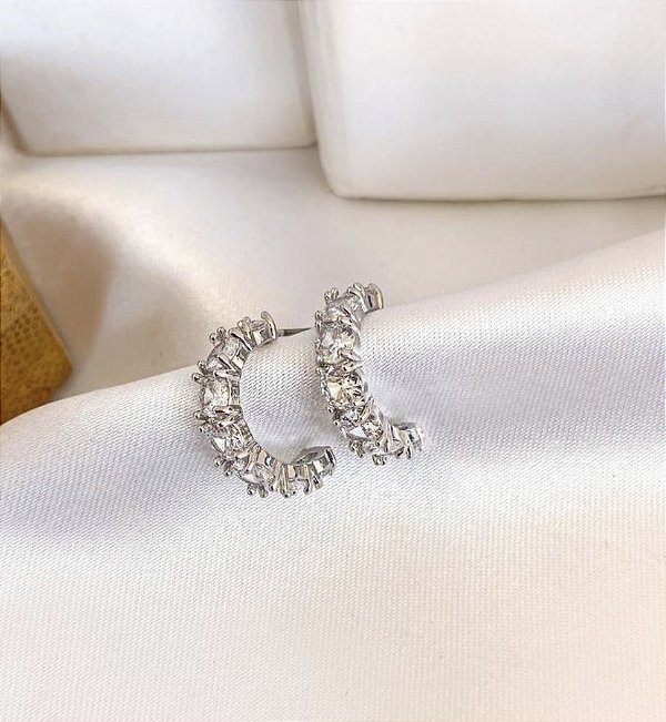 Argola MARA cravejada de zirconia folheada a prata
