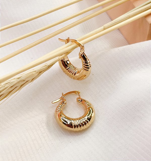 Argola TEKA com detalhes feixe click folheada a ouro