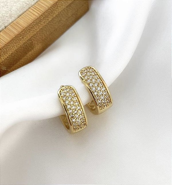 Argola FERNANDA cravejada com mini zirconia folheada a ouro