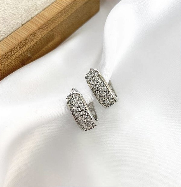 Argola FERNANDA cravejada com mini zirconia folheada a prata