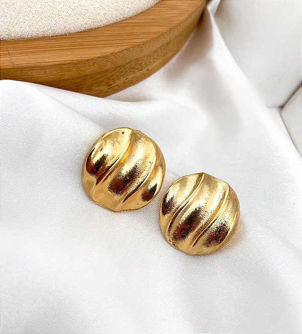 Brinco PILLAR botom com detalhes Waves folheada a ouro