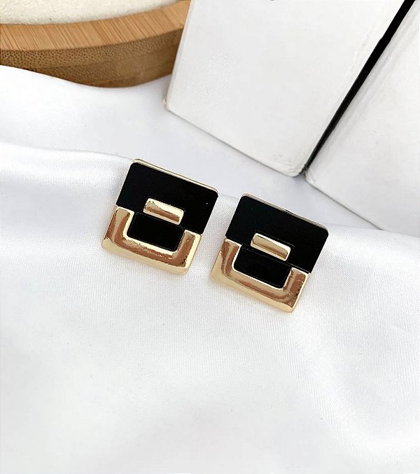 Brinco NIVEA placa folheada a ouro com detalhes preto
