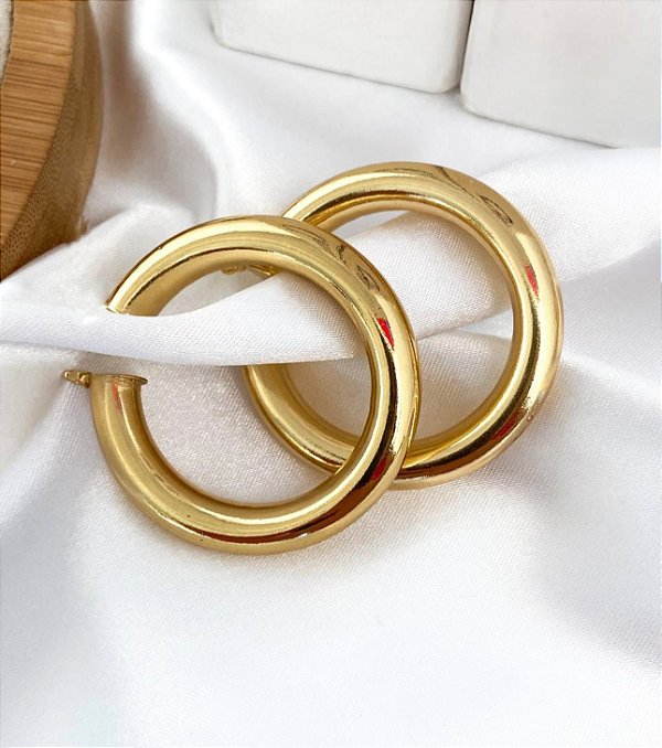 Argola SABRINA tubo grande feito click folheada a ouro