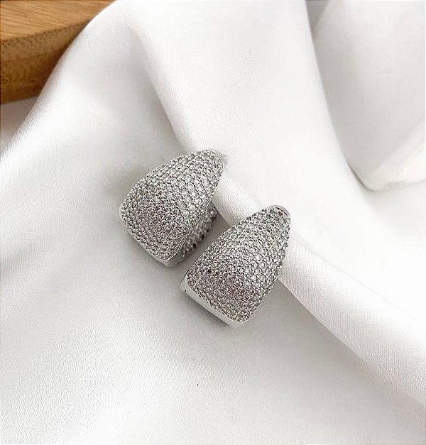 Argola LUA cravejada com zirconia banhada a prata
