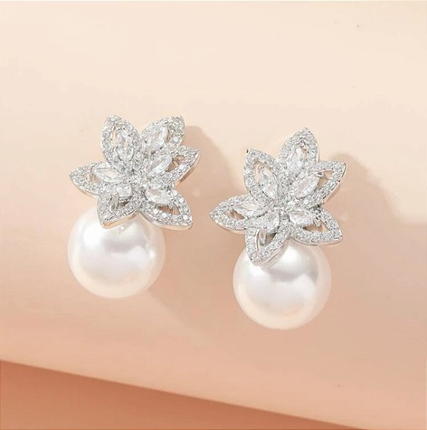 Brinco CASSANDRA com flor de zirconia e pérola