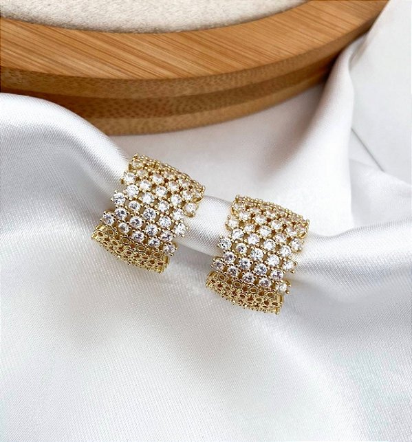 Argola MARTINA cravejada com zircônias banhada a ouro