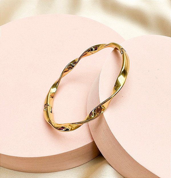 Bracelete ANITA placa basic torcida com verniz italiano dourada