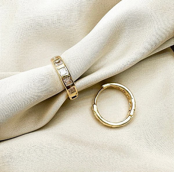 Argola LUCIA click cravejada com navete TAM M folheada a ouro