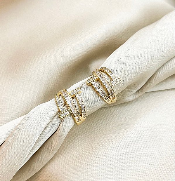 Argola TICI 3 fios prego cravejada com zirconia folheada a ouro
