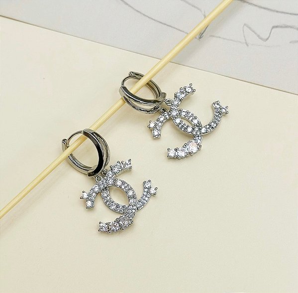 Argola WENDY pingente cravejada com zirconia folheada a prata