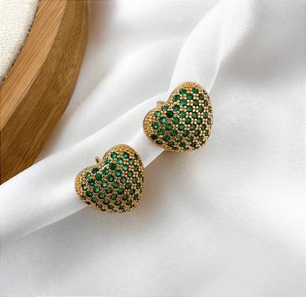 Argola CORA coração cravejado com zirconia verde folheada a ouro