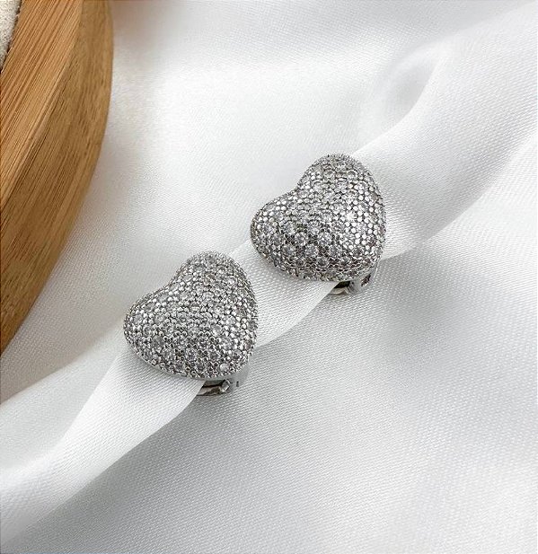 Argola CORA coração cravejado com zirconia cristal folheada a prata
