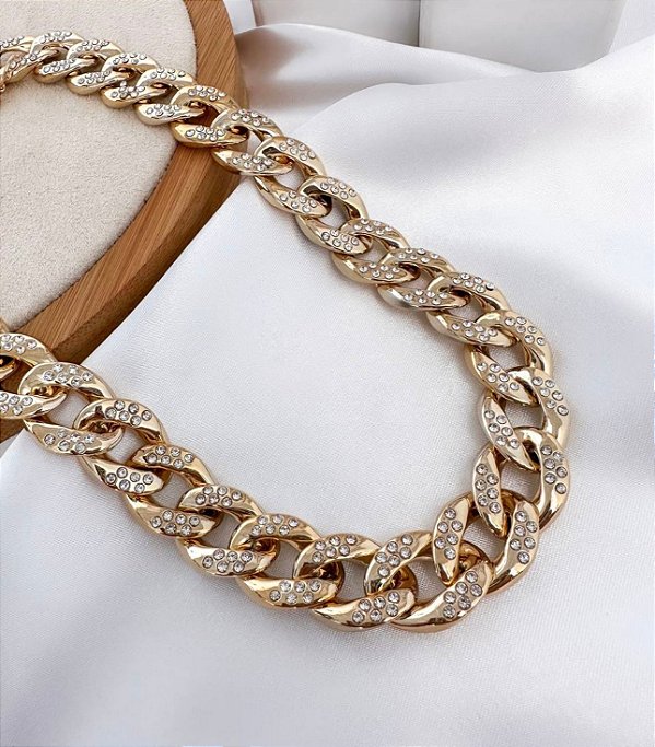 Choker IANA elo grumet cravejada folheada a ouro