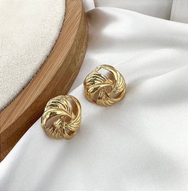 Brinco LOLA  esfera Boton flor folheada a ouro