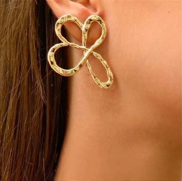 Brinco ARIELA flor martelada folheada a ouro