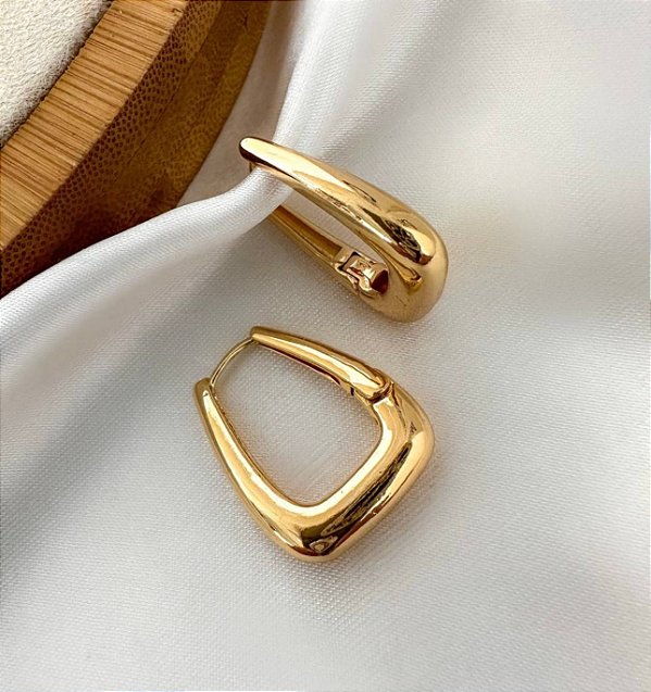 Argola MILVIA geometrica  folheada a ouro