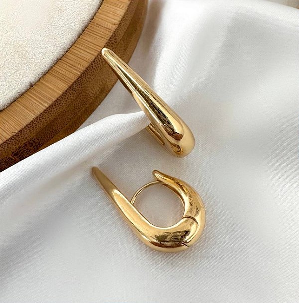 Argola NIARA geometrica gota folheada a ouro