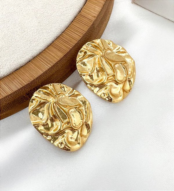 Brinco DIVA oval martelado folheada a ouro