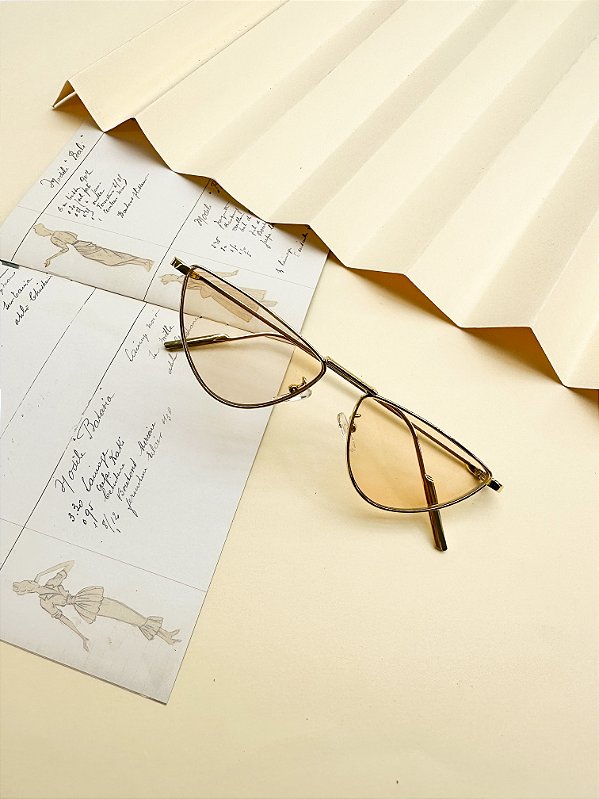 Oculos MARI armação dourada metálica lente bege
